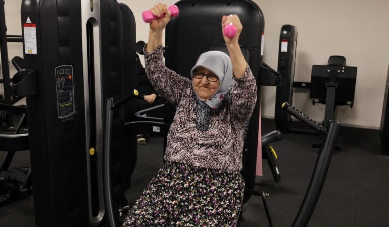 82 yaşındaki parkinson hastası sporla bastonunu attı