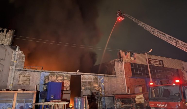 Adana'da ayakkabı üretim fabrikasında yangın