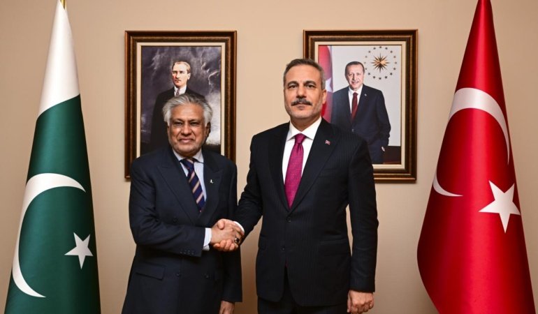 Bakan Fidan, Pakistanlı mevkidaşı Dar ile İstanbul'da görüştü