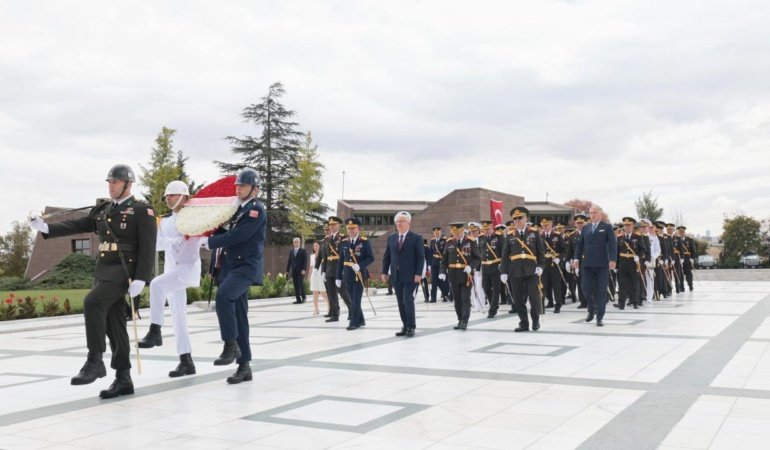 Bakan Güler, Devlet Büyükleri Anıt Mezarlığı'nı ziyaret etti