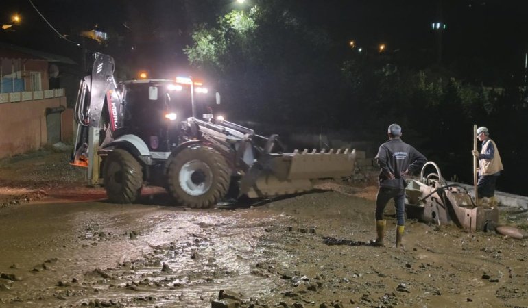 Erzincan'da sağanak su baskınlarına neden oldu