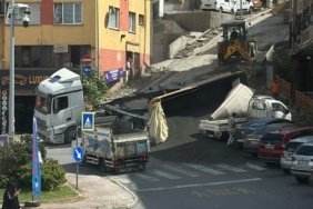Istanbul039da-korkutan-kaza-Damper-aracin-uzerine-devrildi-featured