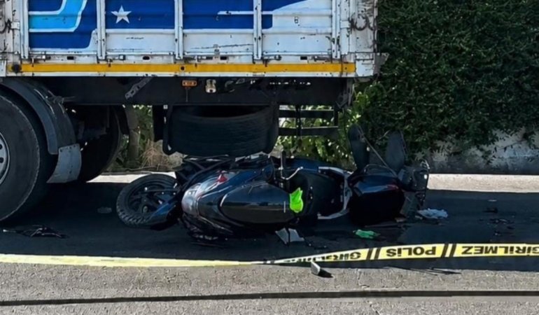 İzmir'de park halindeki tıra çarpan motosiklet sürücüsü öldü