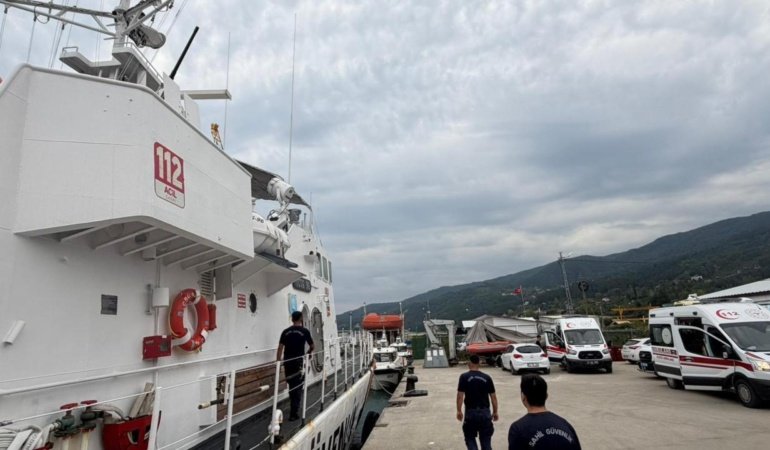 Karadeniz'de su alan ticari gemideki 13 kişi tahliye edildi