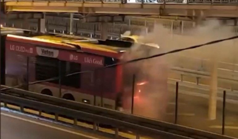 Seyir halindeki metrobüste çıkan yangın söndürüldü