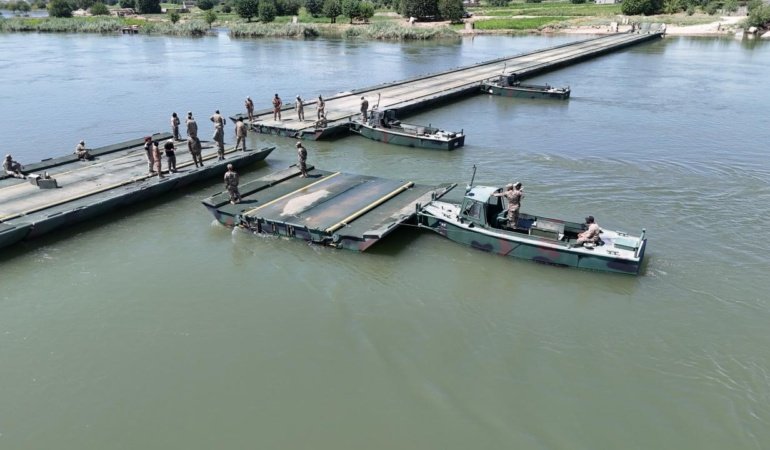 TSK ile Suriye ordusu işbirliğiyle Fırat Nehri üzerine yüzer köprü kuruldu