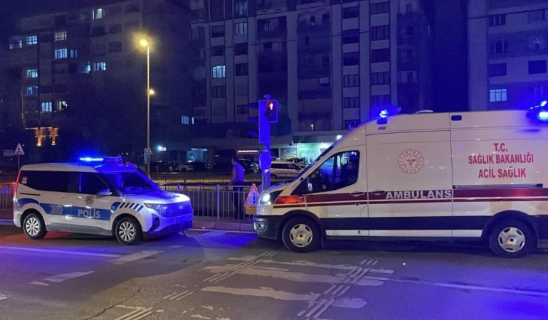 Yaralı halde tramvaya binen kişi yolcuların ihbarıyla hastaneye kaldırıldı
