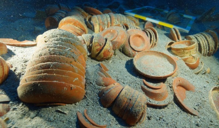 Akdeniz'in derinliklerinden 2 bin 100 yıllık sofra takımı çıkarıldı
