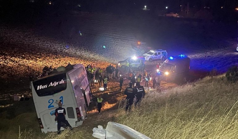 Amasya'da yolcu otobüsü tarlaya girdi: 24 yaralı
