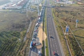 Anadolu-Otoyolu039nun-Kocaeli-kesiminde-bariyere-carpan-tir-ulasimi-aksatti-featured