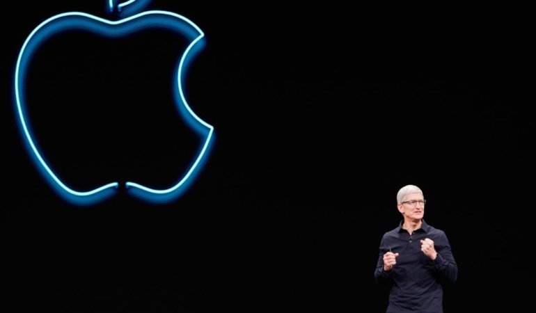 Appleda tarihi bayrak değişimi: Tim Cook koltuğu devretti