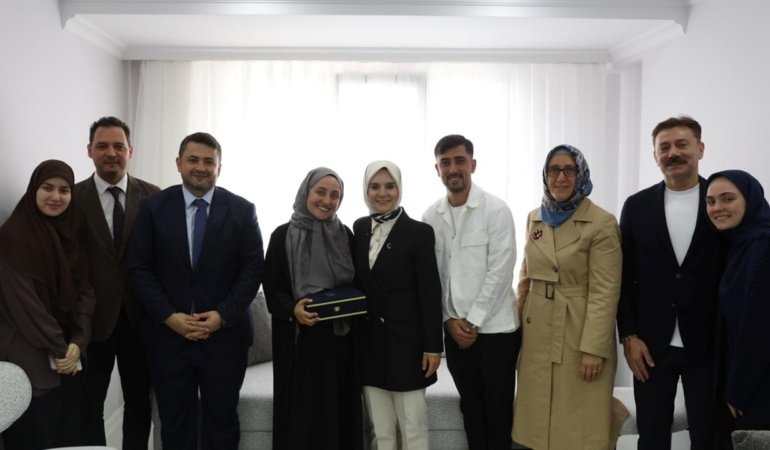 Bakan Göktaş, evlilik kredisinden yararlanan evli çiftin ilk misafiri oldu