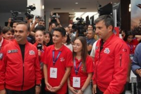 Bakan-Kacir-ile-Selcuk-Bayraktar-TEKNOFEST-yarisma-alaninda-ogrencilerle-bulustu-featured