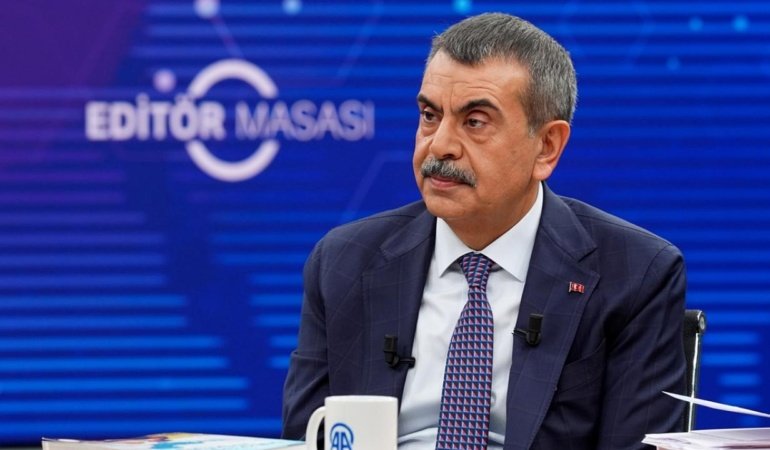 Bakan Tekin: Öğretmenlerimizi cep telefonu konusunda uyardık