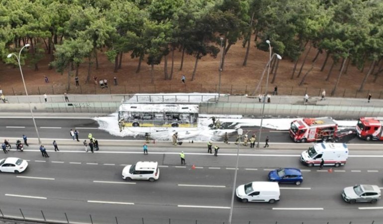 Bakırköy'de yanan İETT otobüsü kullanılamaz hale geldi