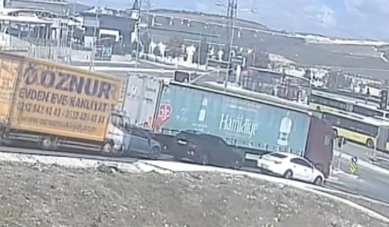 Başakşehir'de kamyonet, kırmızı ışıkta bekleyen 4 araca çarptı: 1 yaralı