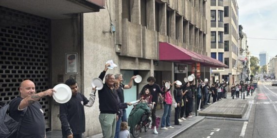 Belcikada-artan-gida-yardimi-ihtiyacina-bos-tabaklarla-protesto-featured