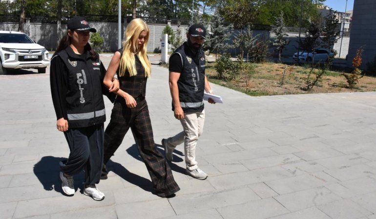 Çağla Öz Tançalan'dan eşinin kiralık dediği takılar için satın alındığını biliyorum beyanı