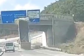 Cekmekoy039de-dorsesi-acilan-hafriyat-kamyonu-ust-gecide-carpti-featured