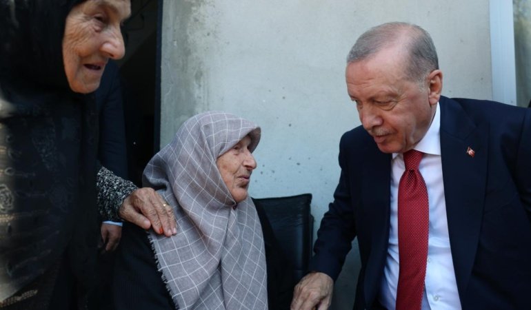 Cumhurbaşkanı Erdoğan, Rize'de komşularını ziyaret etti