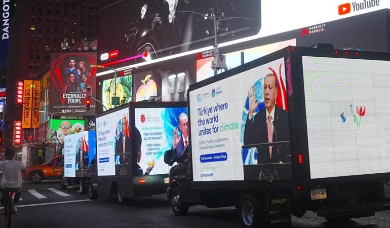 Cumhurbaşkanı Erdoğan'ın mesajları New York'ta dev ekranlarda