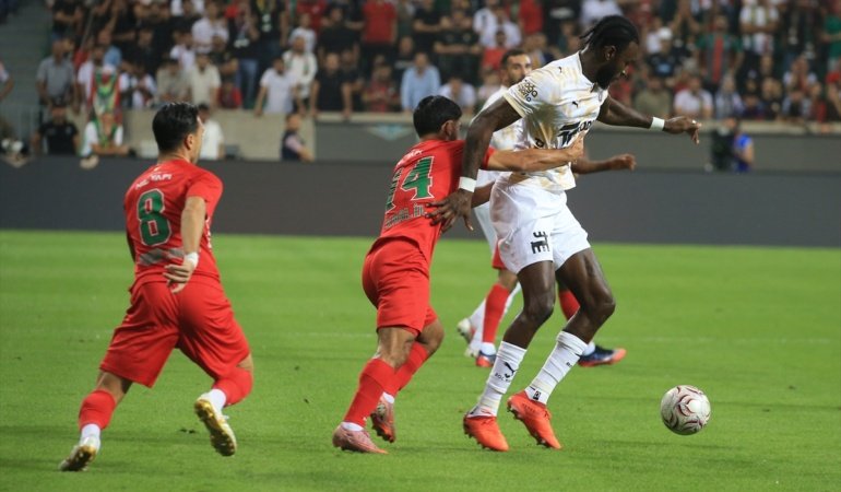 Diyarbakır'da futbol resitali! Amedspor Başakşehir'e 5 attı