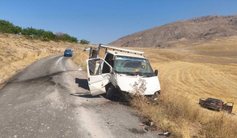Elazığ'da kamyonet ile otomobil çarpıştı: 2 ölü, 4 yaralı