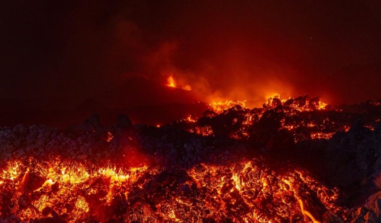 Endonezya'daki yanardağ patlaması sonrası 1500'den fazla uçuş iptal edildi