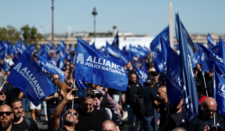 Fransa'da zam isteyen polisler Paris'te eylem yaptı