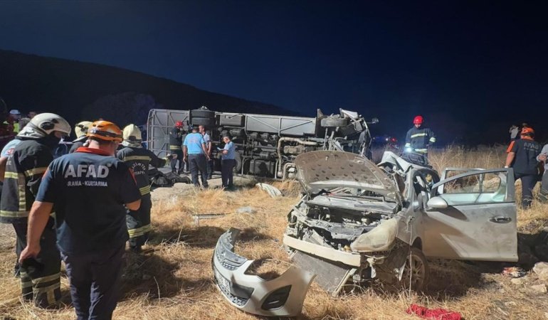 Gaziantep'te yolcu midibüsü ile otomobil çarpıştı: 7 ölü, 13 yaralı