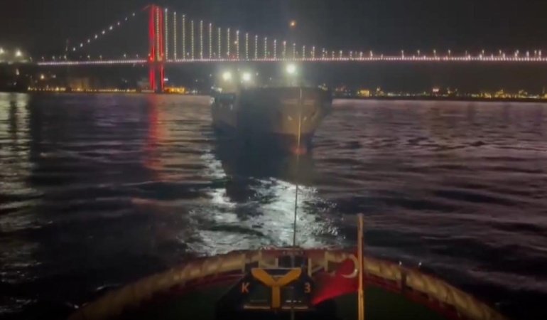 İstanbul Boğazı'nda makine arızası yapan gemi kurtarıldı