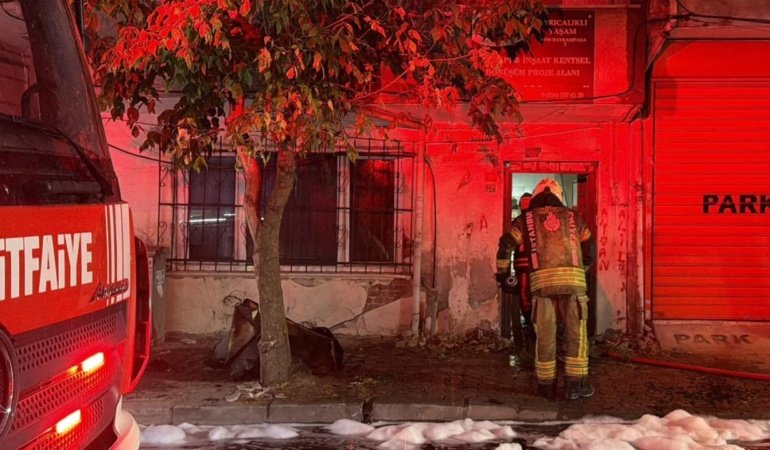 İstanbul'da metruk binada başlayan yangın apartmana sıçradı