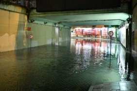 Istanbul039da-saganak-etkili-oldu-Toprak-kaydi-yollar-gole-dondu-featured
