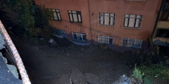 Istanbul039da-toprak-kaymasi-Apartmandaki-25-kisi-tahliye-edildi-featured