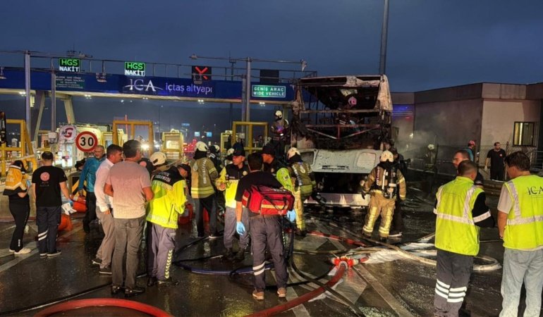 İstanbul'da yolcu otobüsü bariyerlere çarptı: 2 ölü