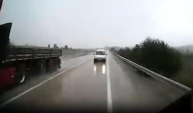 Karabük'te hatalı sollama yapan araç kazaya davetiye çıkardı