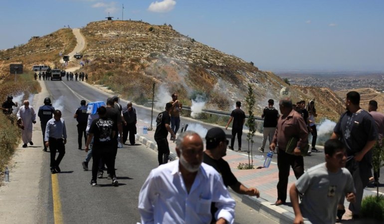 Katil İsrail ordusu, sakinlerini göçe zorladığı Mugayyir'de 2 Filistinli genci daha hayattan kopardı