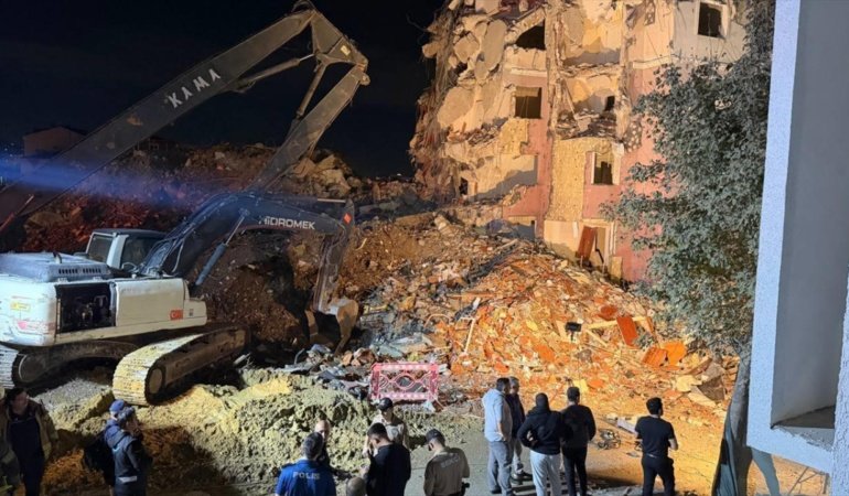 Küçükçekmece'de yıkımı yapılan bina çöktü: 2 yaralı