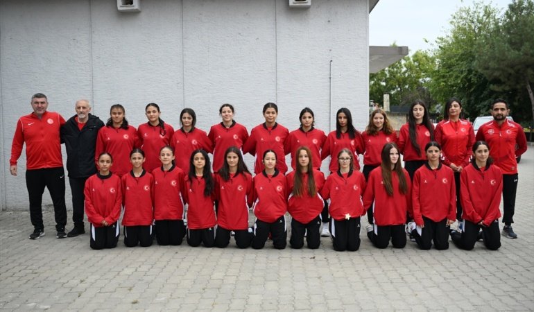 Milli güreşçiler Balkan Şampiyonası için Hırvatistan'a doğru