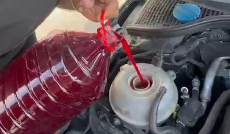 Otobanda hararet yapan aracına şalgam suyu koydu