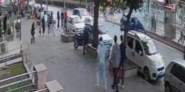 Otomobil-tramvay-duragina-girdi-O-anlar-kamerada-featured