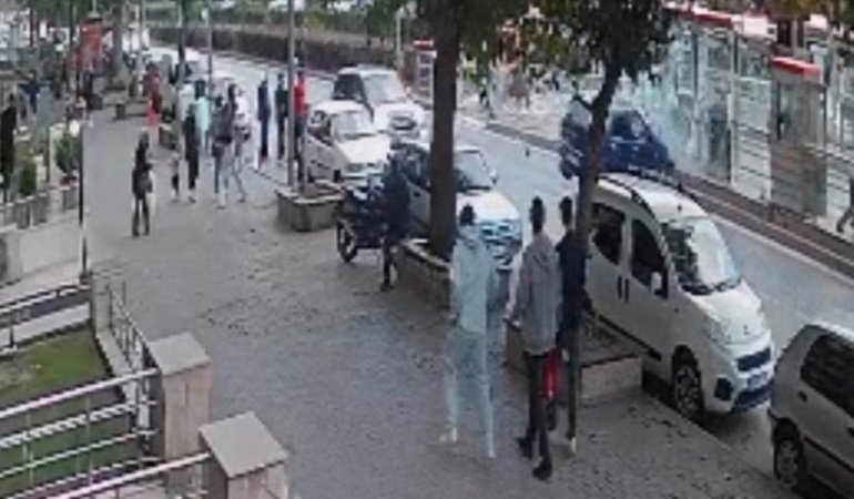 Otomobil tramvay durağına girdi: O anlar kamerada