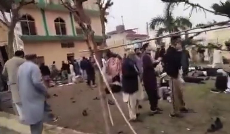 Pakistan'da cami yakınındaki patlamalarda hayatını kaybedenlerin sayısı 23'e yükseldi