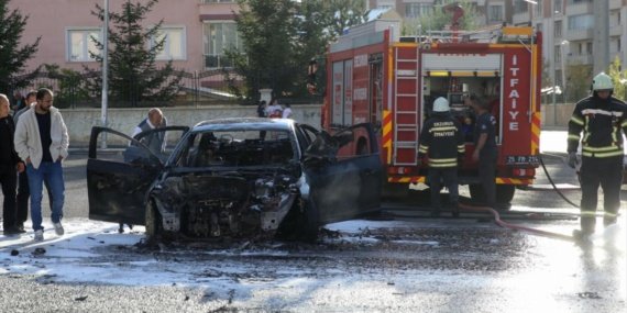 Park-halindeki-otomobil-bir-anda-alev-aldi-featured