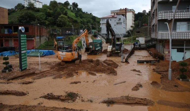 Rize'de etkili olan sağanak hayatı olumsuz etkiledi