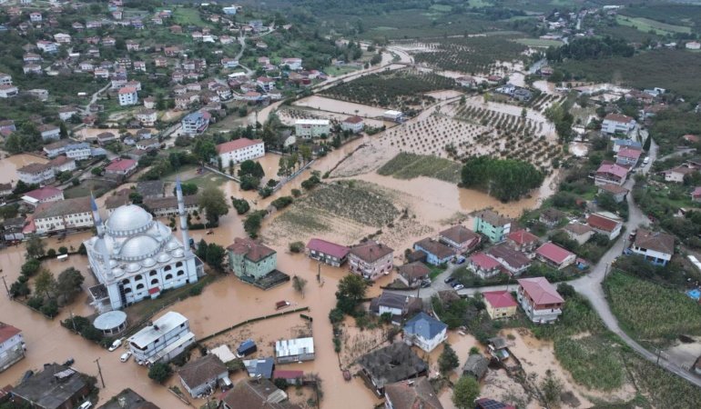 Sakarya'da sel nedeniyle bazı okullar tatil edildi