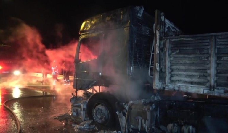 Seyir halindeyken alev alan tır küle döndü