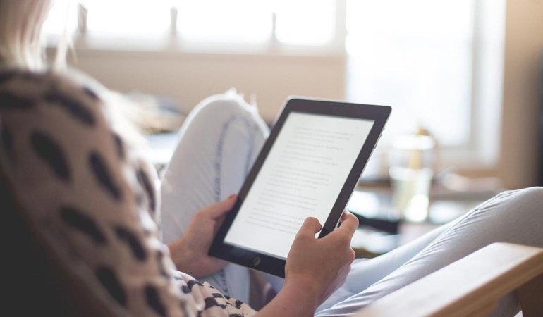 Singapur'da 'doomscrolling' ile mücadele için kitap okuyanlara para ödenecek