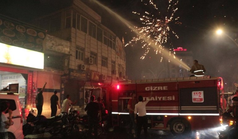 Şırnak'ta atılan havai fişekler nedeniyle yangın çıktı