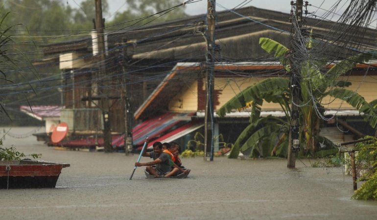Tayland'ın başkenti Bangkok'ta sel 700 bin kişiyi etkiledi